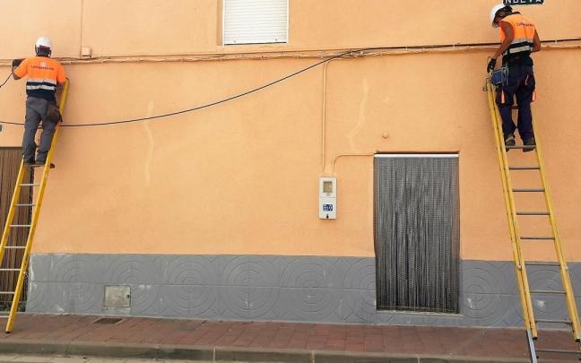 Dos operarios trabajan en una instalación de fibra.