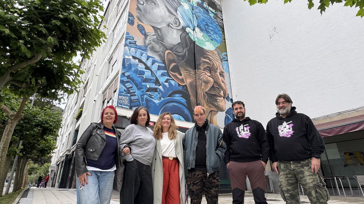 La alcaldesa, representantes de la Comisión de Fiestas de San Andrés y el artista Mutiko Kristal (cuarto por la izquierda), junto al mural.