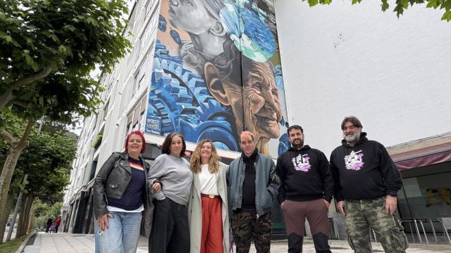 La alcaldesa, representantes de la Comisión de Fiestas de San Andrés y el artista Mutiko Kristal (cuarto por la izquierda), junto al mural.