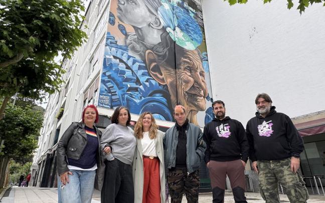 La alcaldesa, representantes de la Comisión de Fiestas de San Andrés y el artista Mutiko Kristal (cuarto por la izquierda), junto al mural.
