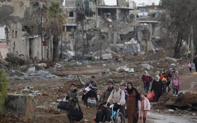 Un grupo de ciudadanos palestinos se traslada del norte al sur de Gaza durante la tregua.