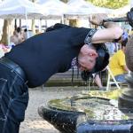 Un hombre se refresca en una fuente de Bilbao por las altas temperaturas