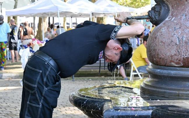 Un hombre se refresca en una fuente de Bilbao por las altas temperaturas / O. González Un hombre se refresca en una fuente de Bilbao por las altas temperaturas