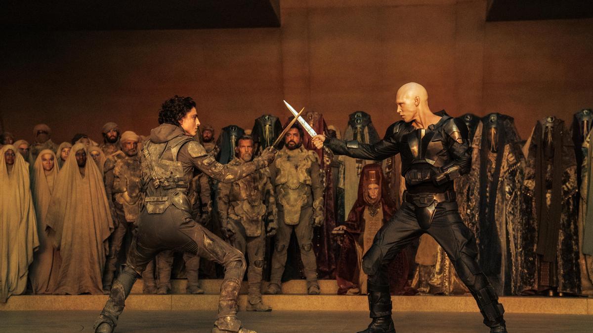 Escena de la segunda parte de 'Dune' con los actores Thimothée Chalamet (i) y Austin Butler (d).