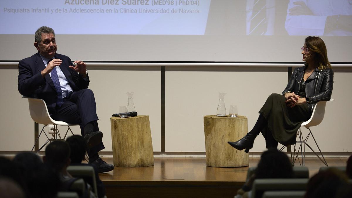 Manuel Martín (presidente de la Sociedad Española de Psiquiatría y Salud Mental) y Azucena Díez (directora de la Unidad de Psiquiatría Infantil y de la Adolescencia en la Clínica Universidad de Navarra).