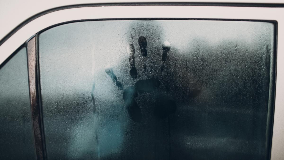 Un cristal empañado en un coche.