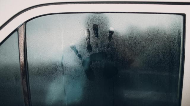 Un cristal empañado en un coche.