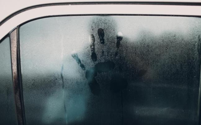 Un cristal empañado en un coche.