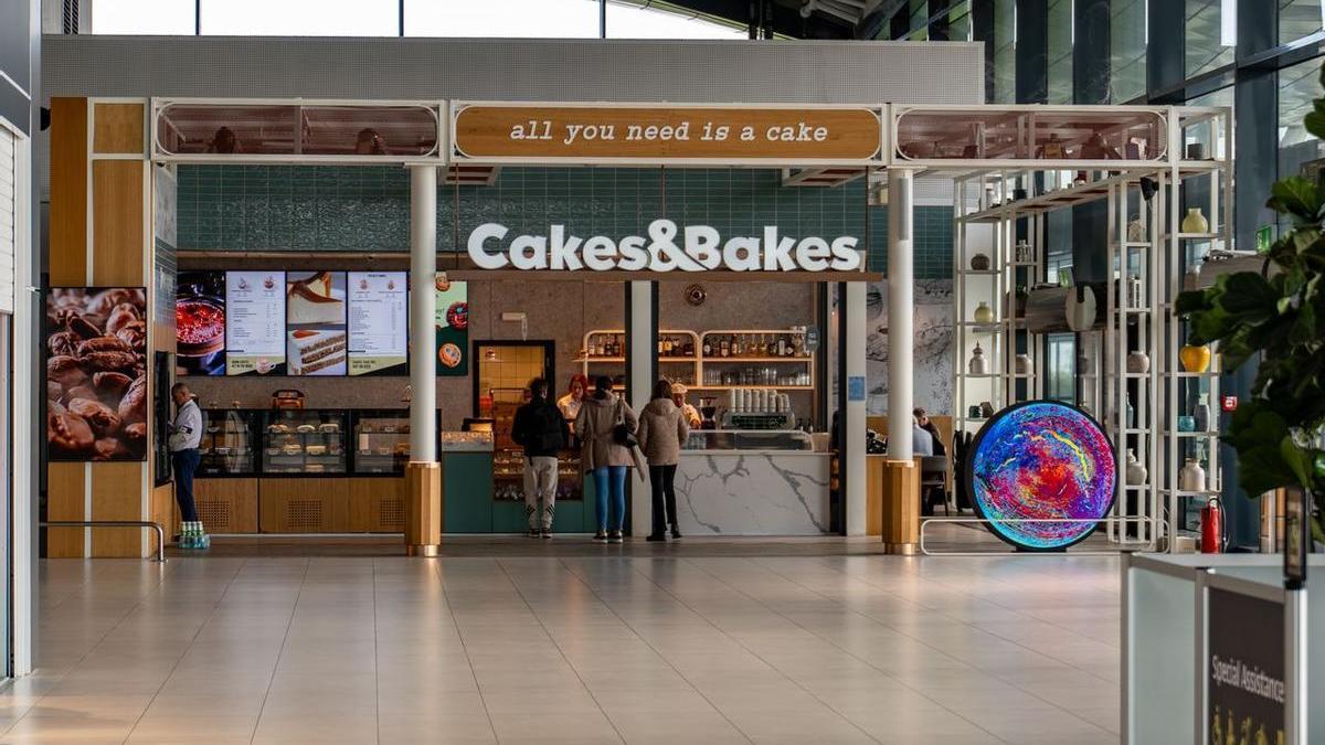 Un establecimiento de comida en un aeropuerto