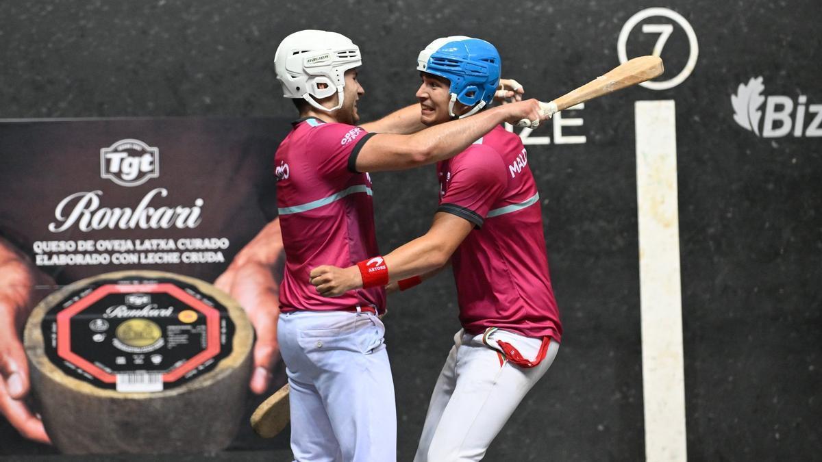 En imágenes: Román Maldonado y Asier del Río ganan la txapela del Bizkaia Open Internacional de pala ante Esteban Gaubeka e Iker Gordon en Bilbao.