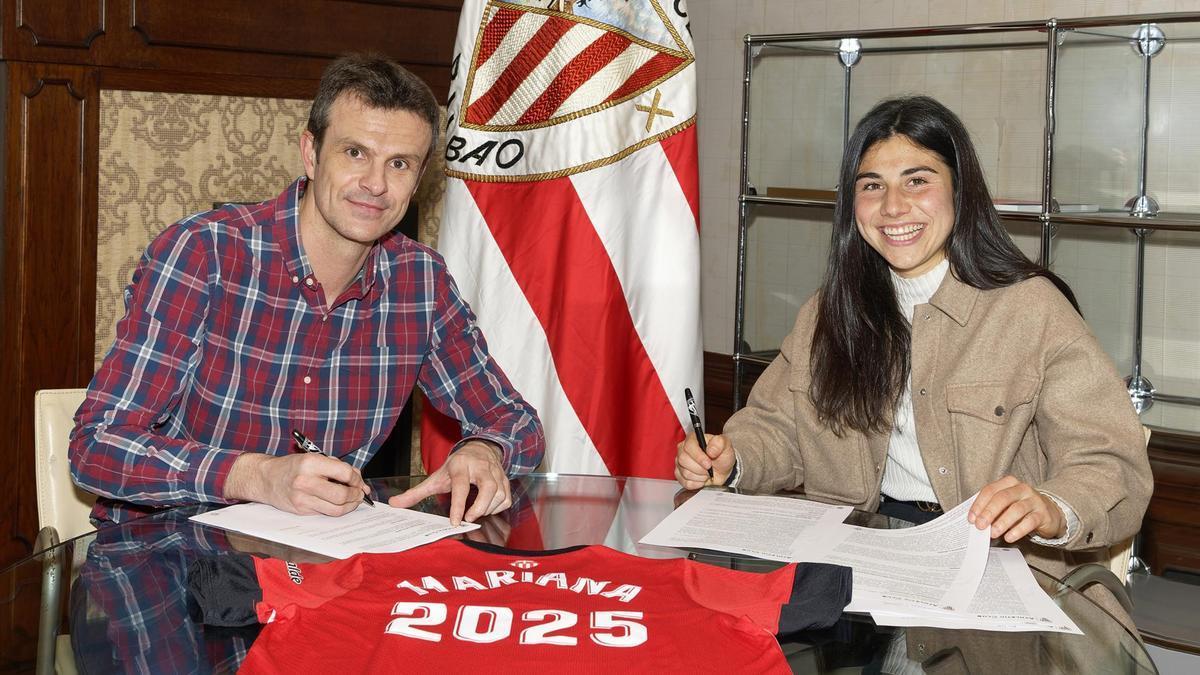 Jon Uriarte y Mariana Cerro, durante la firma del nuevo contrato