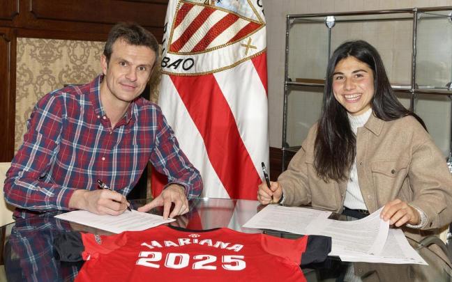 Jon Uriarte y Mariana Cerro, durante la firma del nuevo contrato