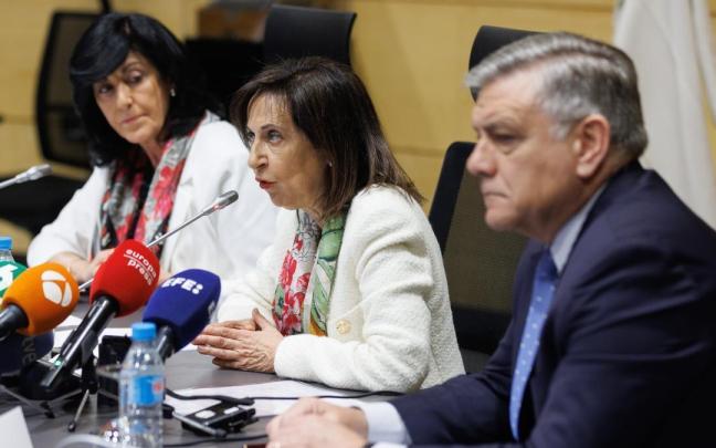 (I-D) La directora del CNI, Esperanza Casteleiro; la ministra de Defensa, Margarita Robles, y el secretario general del CNI, Arturo Relanzón.