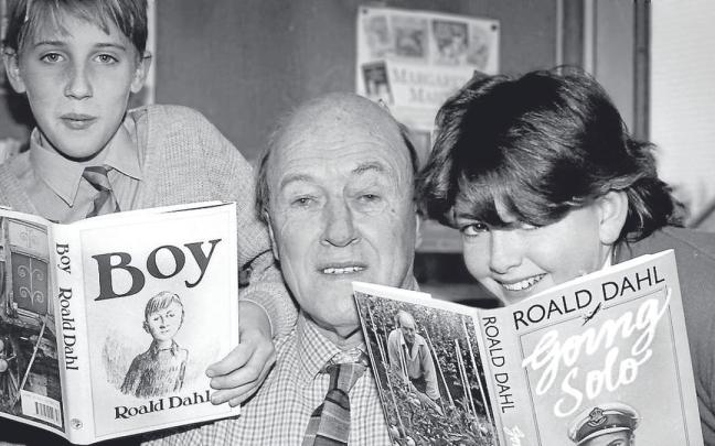 Los libros de Roald Dahl, en el centro de la imagen, han sido traducidos a 63 idiomas y ha vendido más de 300 millones de ejemplares. Los libros de Roald Dahl, en el centro de la imagen, han sido traducidos a 63 idiomas y ha vendido más de 300 millones de ejemplares.
