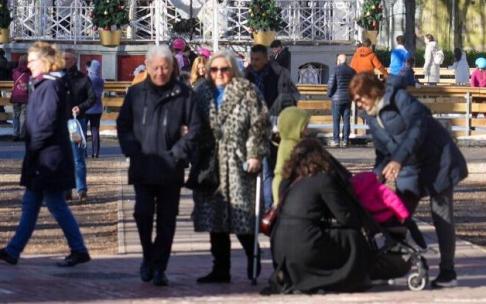 Gente paseando.