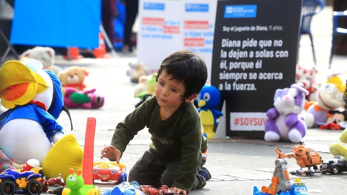 Un niño jugando durante un acto de protesta contra el abuso infantil.