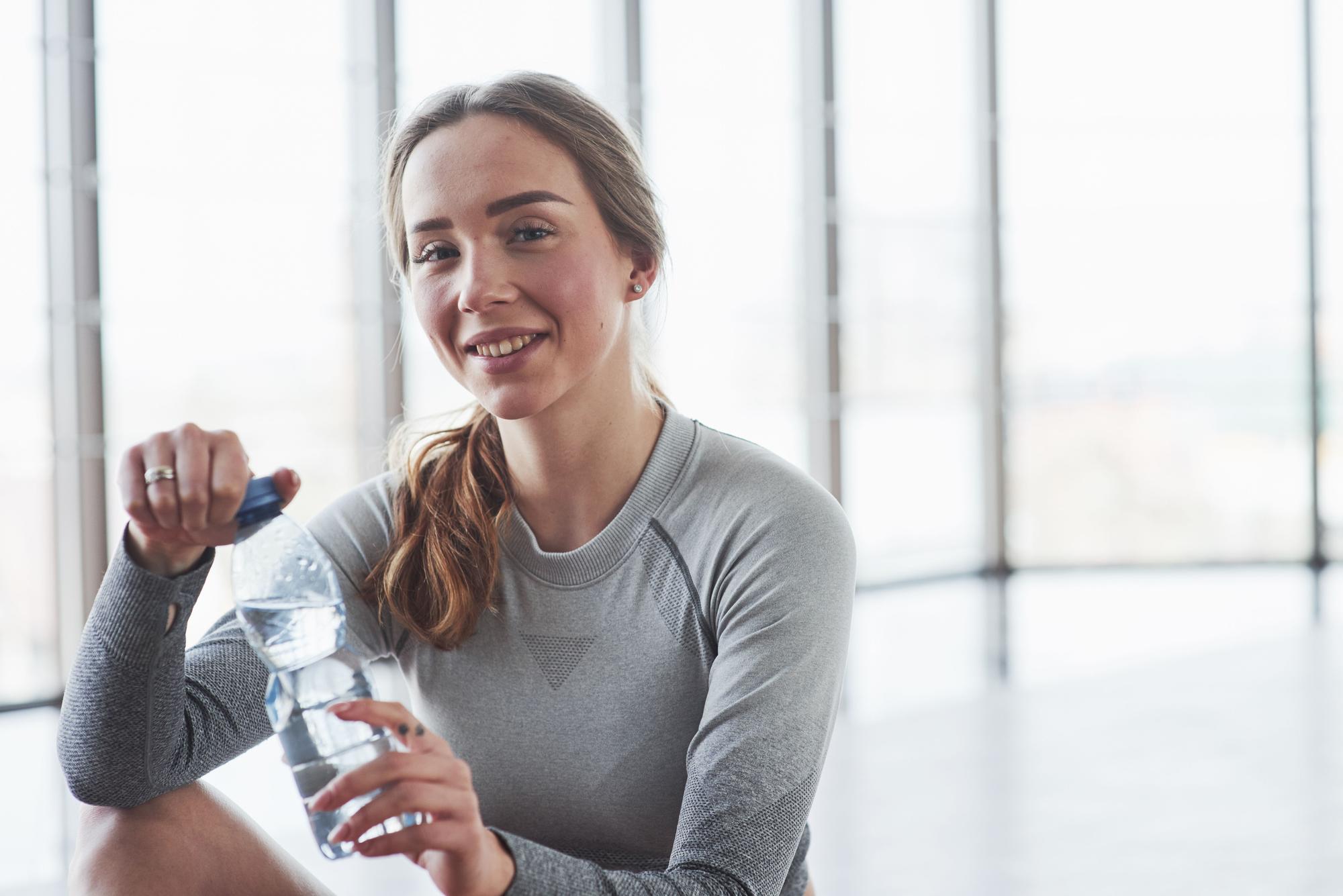Mujer bebiendo agua