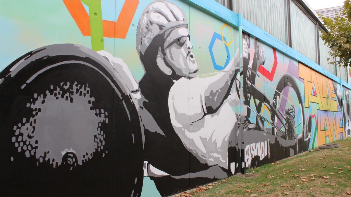 Parte del mural de la fachada que da al campo de fútbol