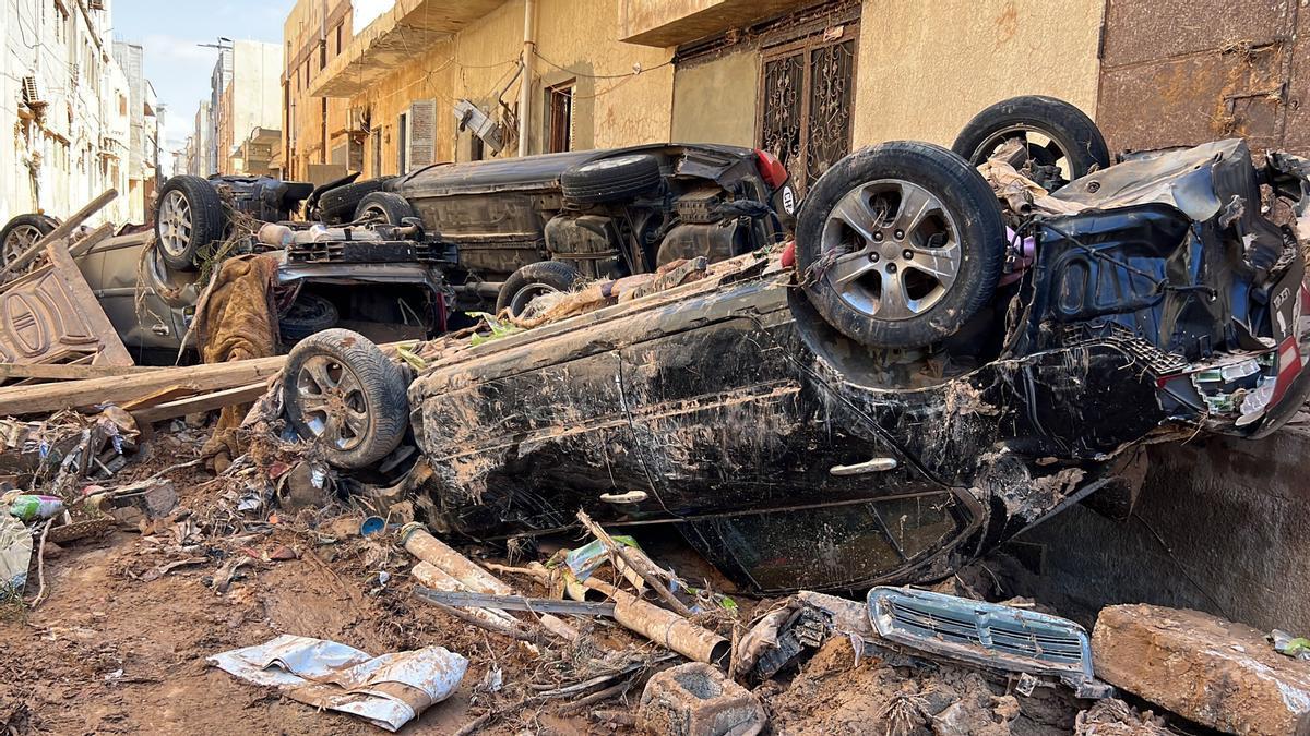 Varios coches se amontonan como consecuencia de las inundaciones en Libia.