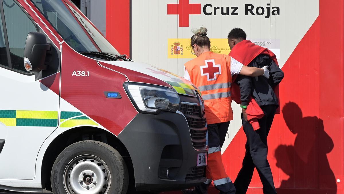 Uno de los migrantes rescatados en la mañana de este domingo por la embarcación de Salvamento Marítimo