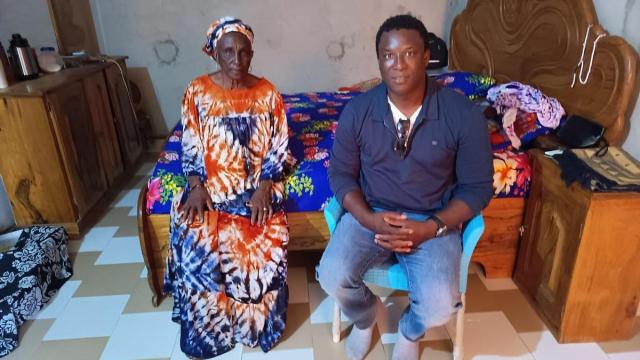 El presidente de Ndank Ndank Elkartea, Mamadou Sarr, con la madre de Ousmane Ba, Dieynaba Ba
