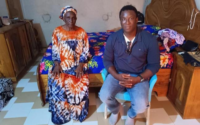 El presidente de Ndank Ndank Elkartea, Mamadou Sarr, con la madre de Ousmane Ba, Dieynaba Ba