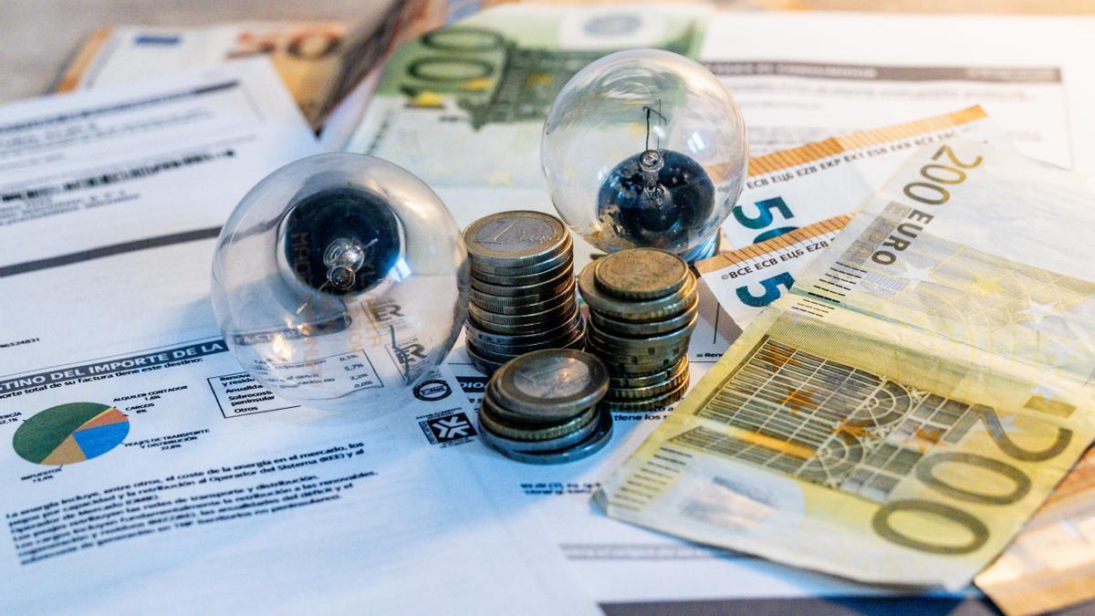 Facua lamenta que los consumidores paguen el 21% de IVA de la luz.