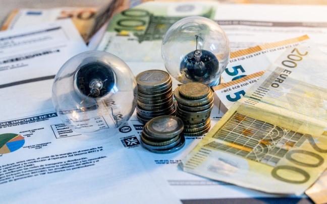 Facua lamenta que los consumidores paguen el 21% de IVA de la luz.