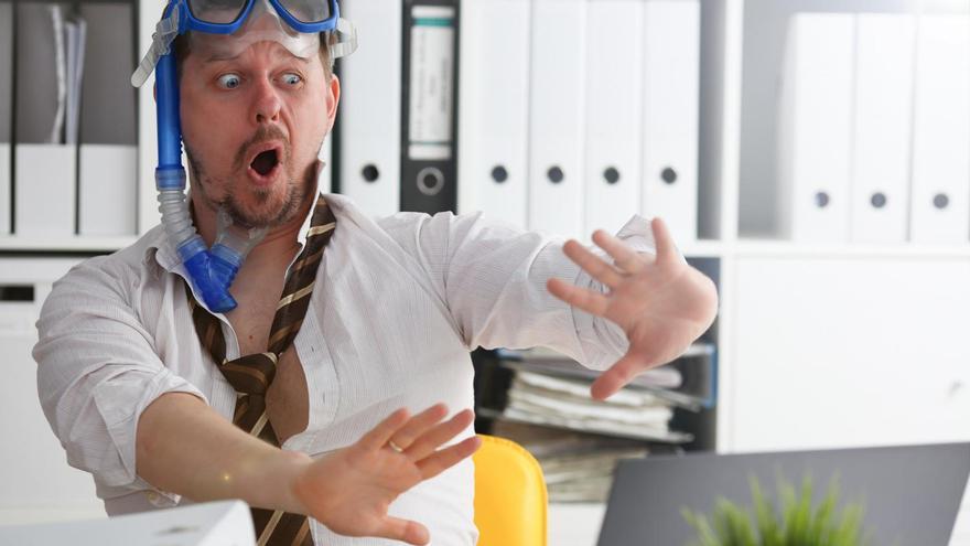 Un trabajador, con la mente puesta en las vacaciones.