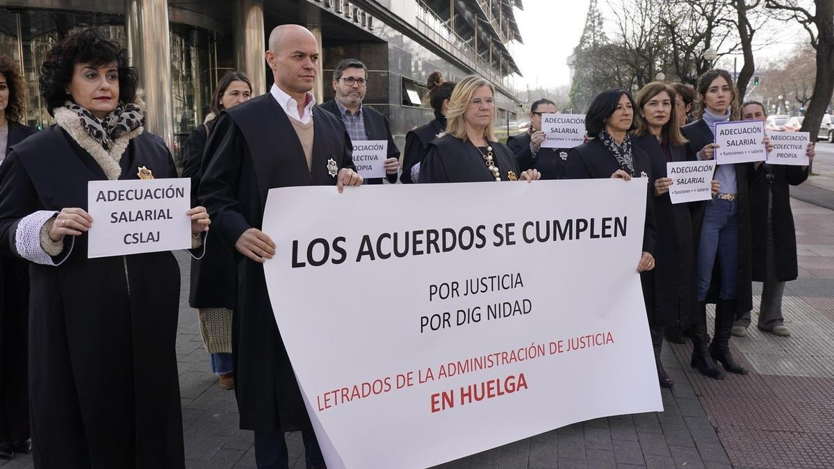 Imagen de los letrados vascos de Justicia en Gasteiz, que mantuvieron dos meses de paros.