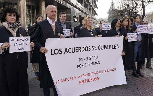 Imagen de los letrados vascos de Justicia en Gasteiz, que mantuvieron dos meses de paros.
