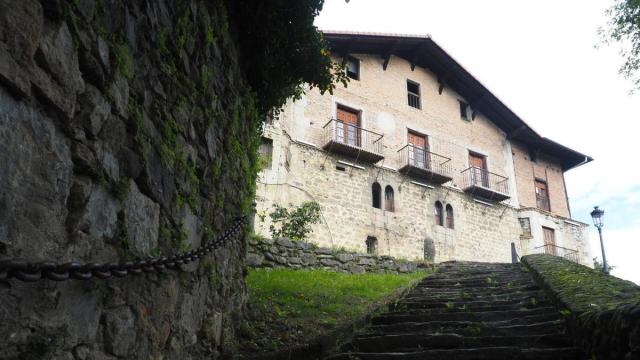 Vista de la casa-torre Balda, una de las edificaciones más emblemática de Azkoitia,.