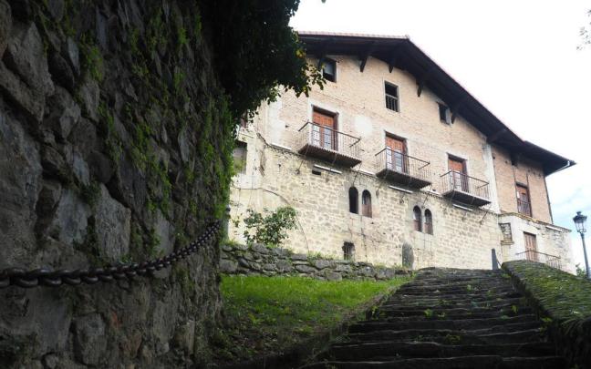 Vista de la casa-torre Balda, una de las edificaciones más emblemática de Azkoitia,.