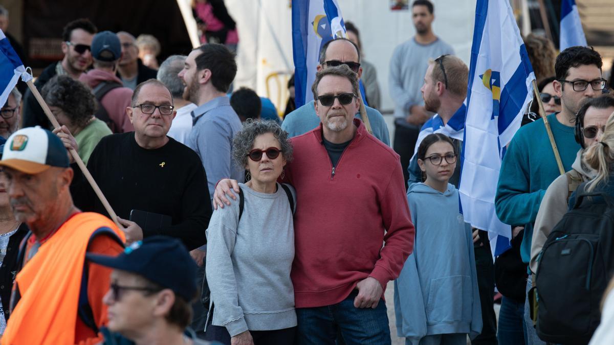 Israelíes celebrando la liberación de los rehenes por Hamás