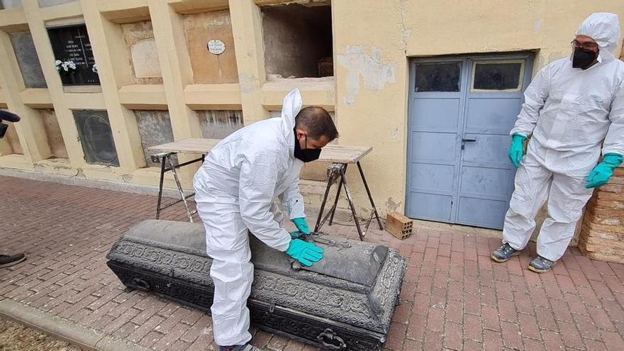 Extracción del féretro para analizar si los restos son los de Joaquín Gaztambide