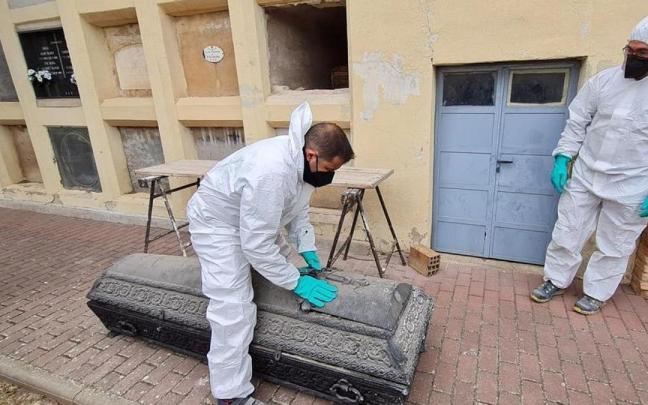 Extracción del féretro para analizar si los restos correspondían a los de Joaquín Gaztambide.