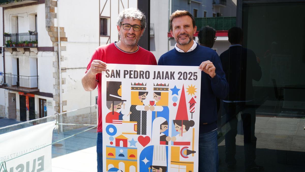 Txus Alonso y Agustín Valdivia con el cartel ganador
