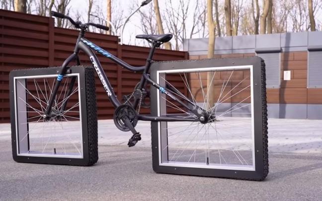 La bicicleta con las ruedas cuadradas.