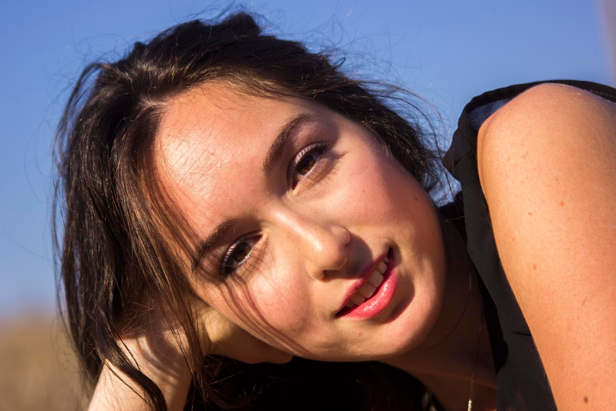 Una mujer luce en sus mejillas un rubor muy natural.
