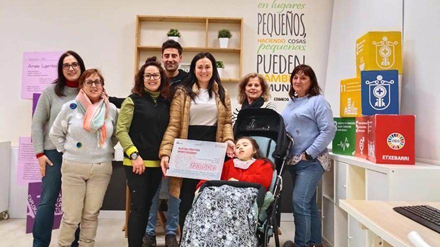 La asociación de Comerciantes y Profesionales de Etxebarri ya ha entregado el cheque a Julene