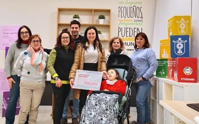 La asociación de Comerciantes y Profesionales de Etxebarri ya ha entregado el cheque a Julene