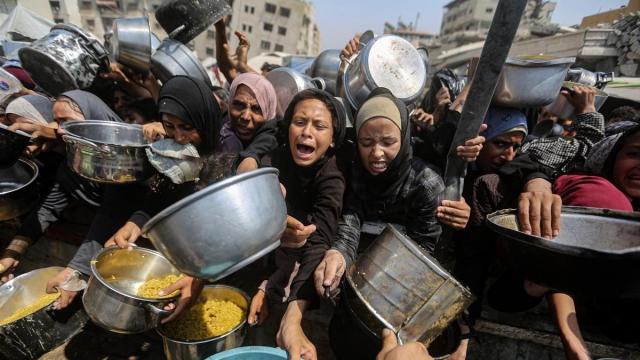 Mujeres palestinas desplazadas en Gaza esperan piden alimentos en una foto de archivo.