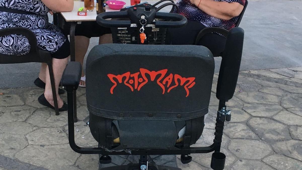 La pegatina con el logo de 'Motomami' en la silla de ruedas.