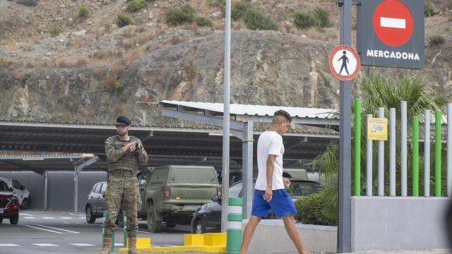 Un militar regula la entrada en un Mercadona en Ceuta.
