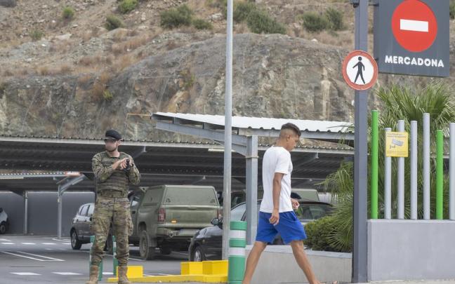 Un militar regula la entrada en un Mercadona en Ceuta.