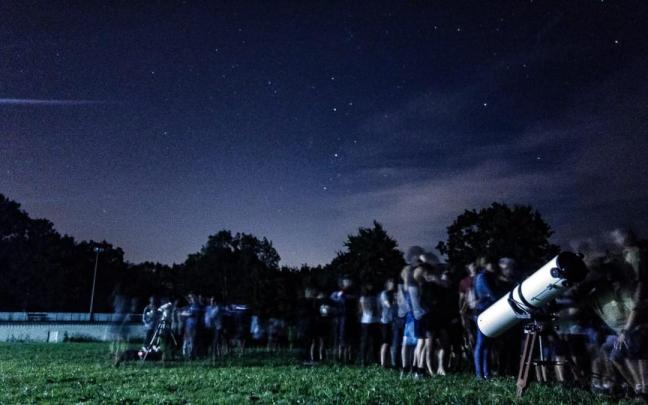 Un grupo de personas observando las estrellas.