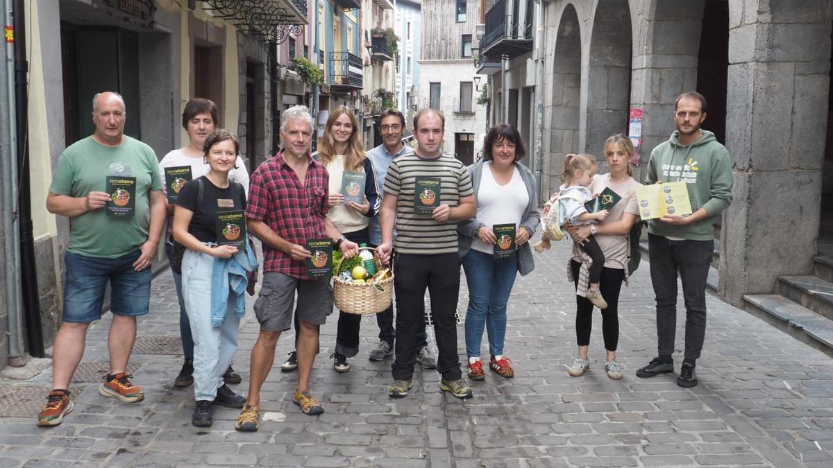 Productores, comerciantes y representantes del Ayuntamiento, Urkome y Danbolin participaron en la presentación de la campaña.