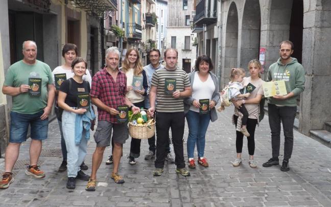 Productores, comerciantes y representantes del Ayuntamiento, Urkome y Danbolin participaron en la presentación de la campaña.