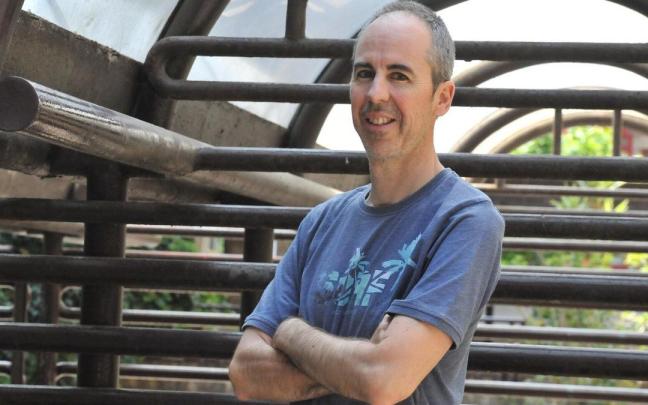 El escritor Unai Elorriaga visitará este martes la biblioteca para hablar de su libro 'Francesco Pasqualeren bosgarren arima'