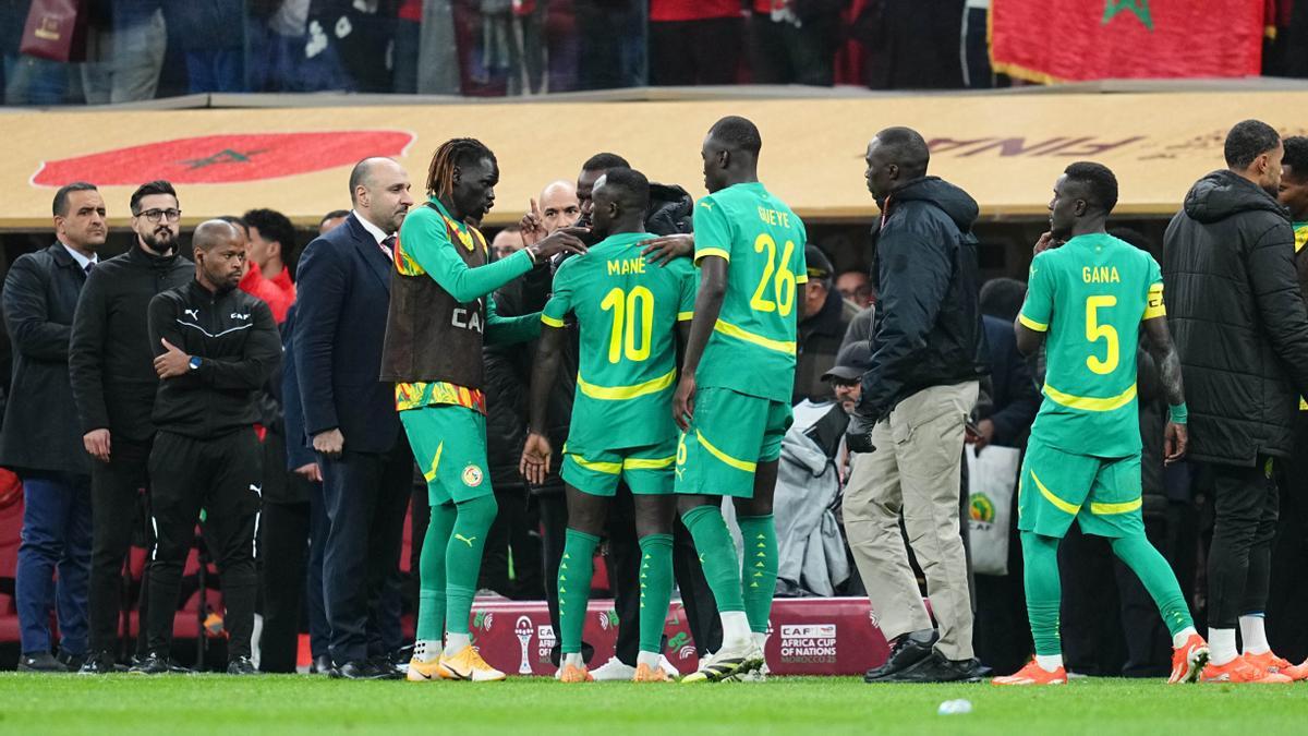 Los jugadores de Senegal se retiran del campo durante la final de la Copa de África contra Marruecos.